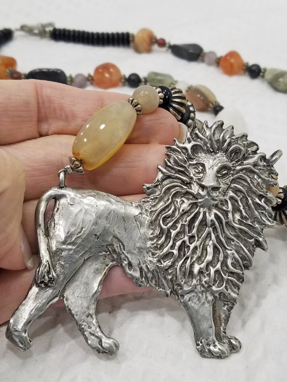 Vtg Tribal Cognac & Olive Jasper Bead Embossed Silver Tone Lion Pendant Necklace - Picture 5 of 6